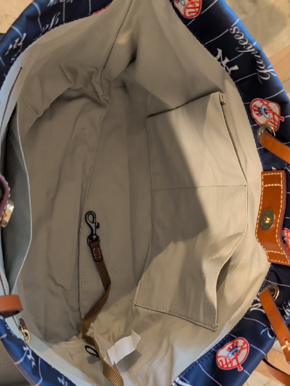 Dooney & Bourke x MLB New York Yankees Zip Top Tote NWOT ⚾⚾⚾ - Picture 7 of 8